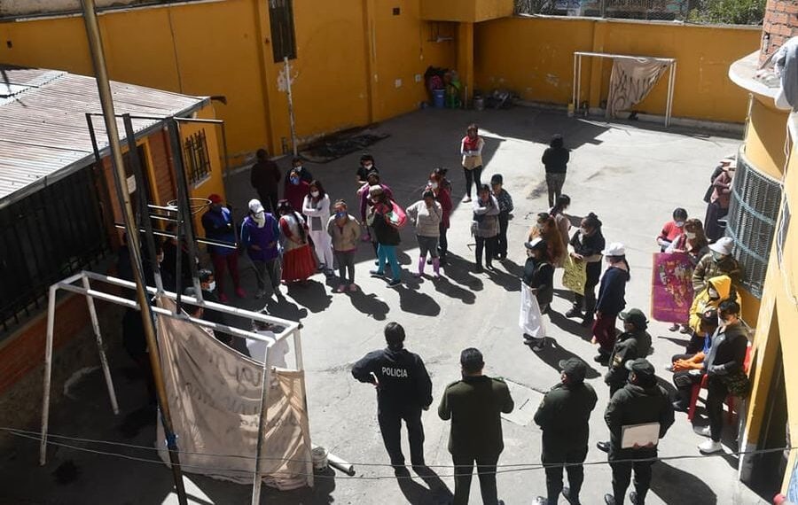 Fotografía aérea de un grupo de mujeres en medio del patio de la cárcel de Miraflores de La Paz